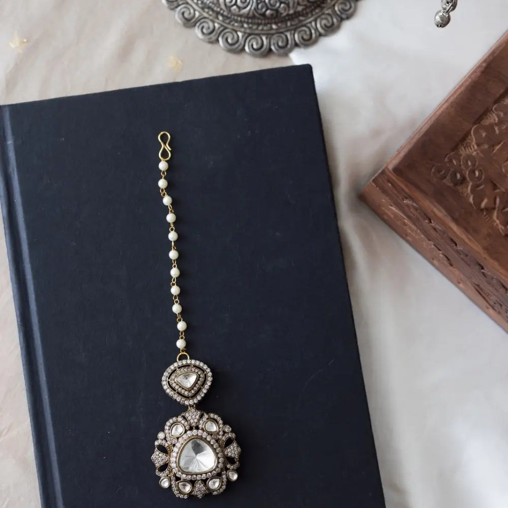 
                      
                        Moissanite Polki Victorian Manng Tikka
                      
                    