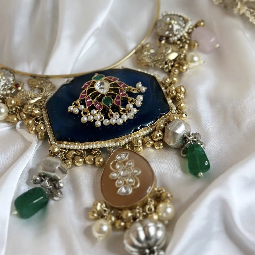 
                      
                        Antique Hasli - Sultana
                      
                    